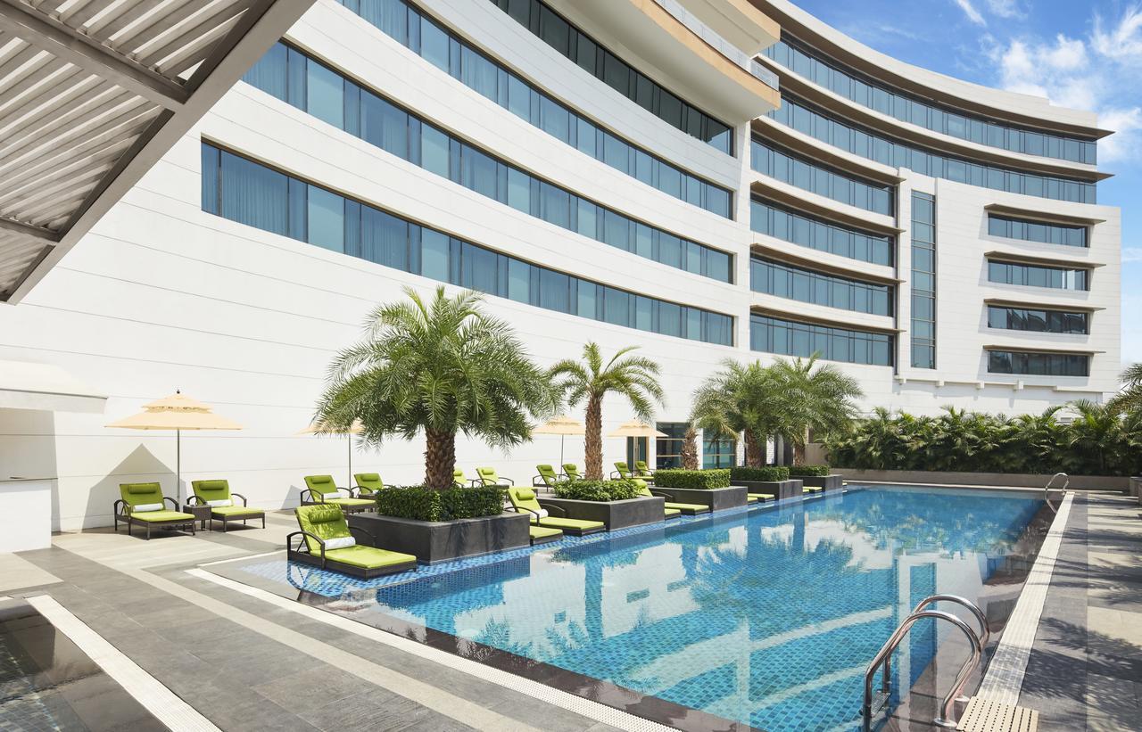 Taj Swarna, Amritsar Hotel Buitenkant foto The pool at the hotel