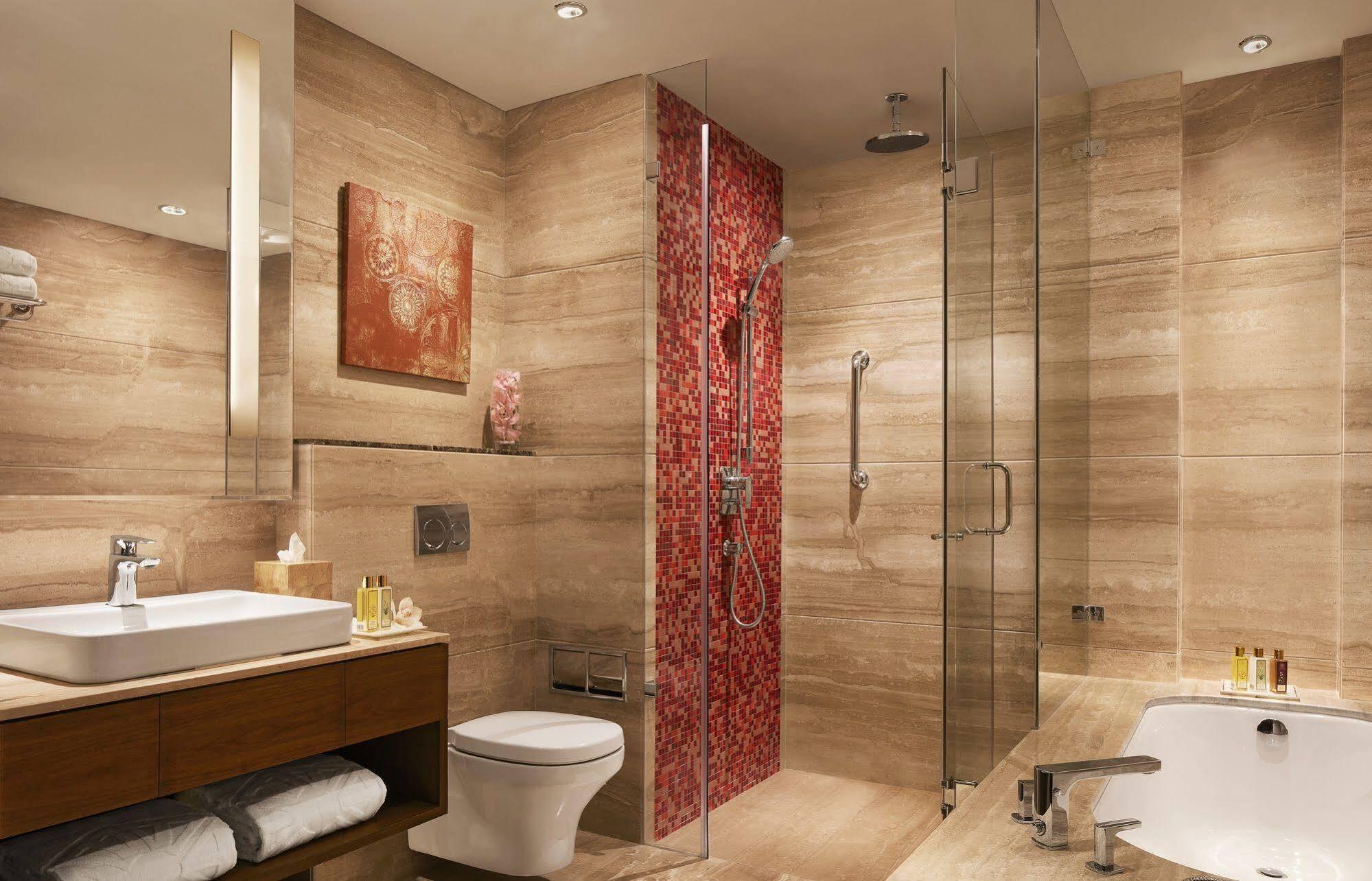 Taj Swarna, Amritsar Hotel Buitenkant foto A modern bathroom