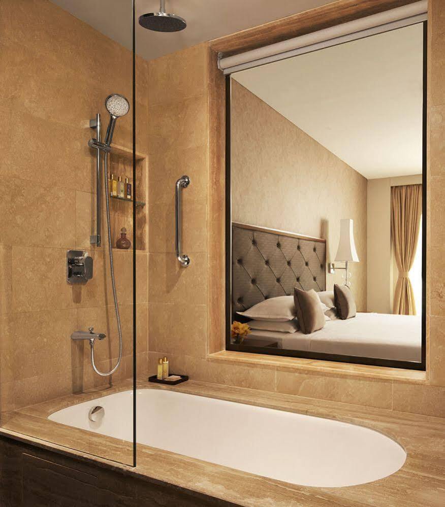 Taj Swarna, Amritsar Hotel Buitenkant foto Bathroom