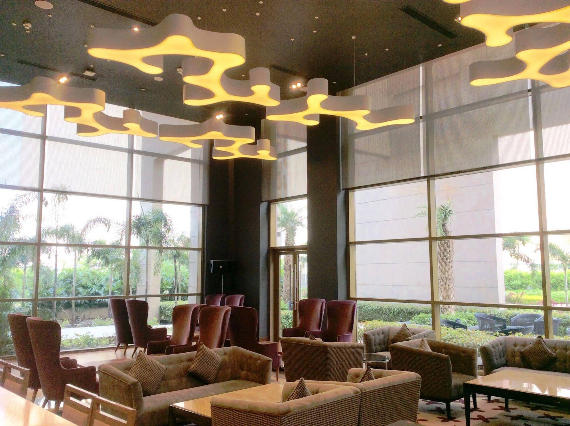 Taj Swarna, Amritsar Hotel Buitenkant foto The lobby of the hotel