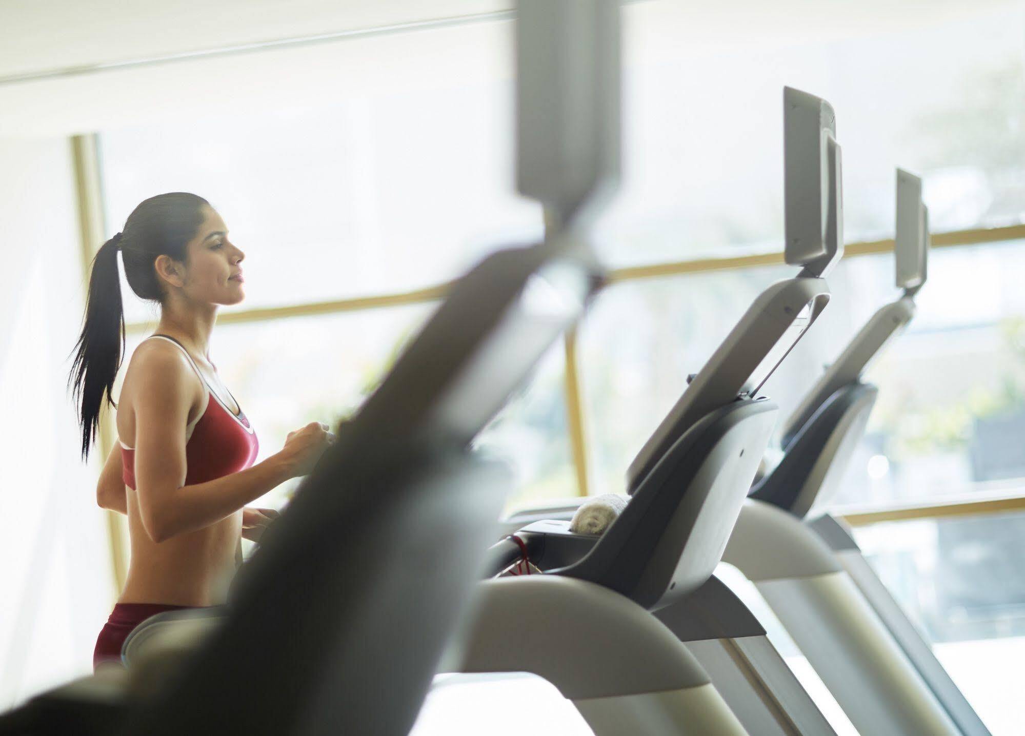 Taj Swarna, Amritsar Hotel Buitenkant foto A woman on a treadmill