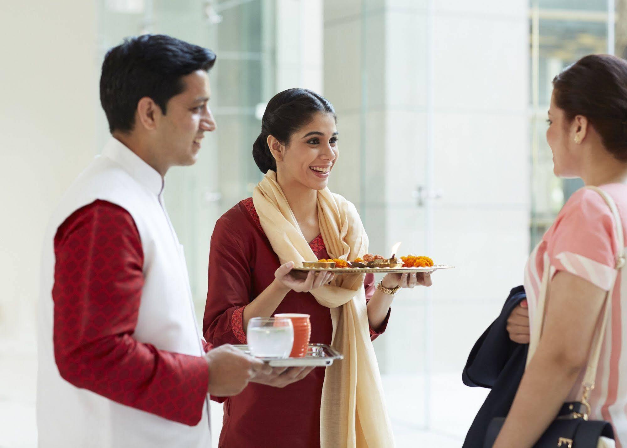 Taj Swarna, Amritsar Hotel Buitenkant foto Indian people greeting each other