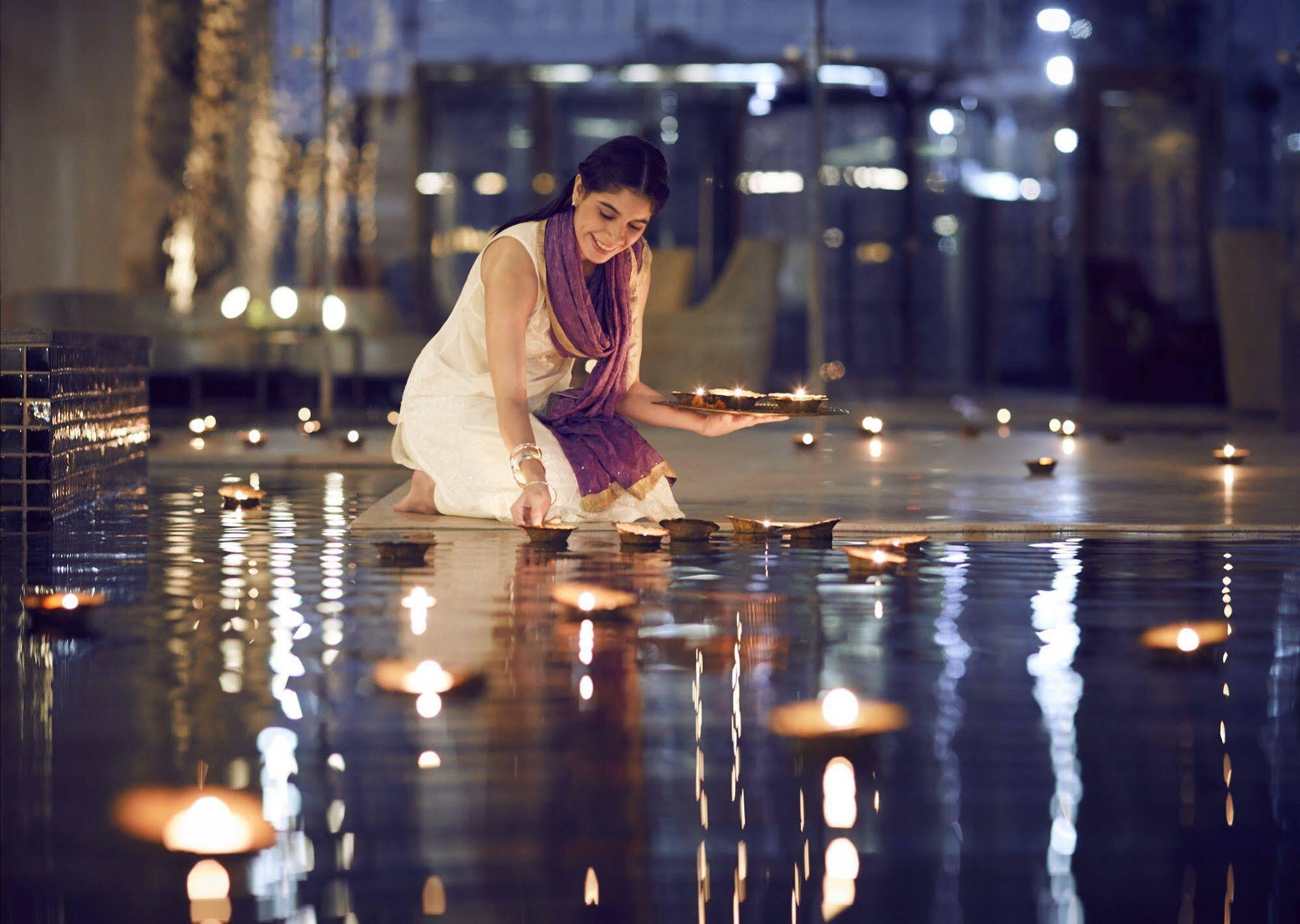 Taj Swarna, Amritsar Hotel Buitenkant foto A woman lighting a diya