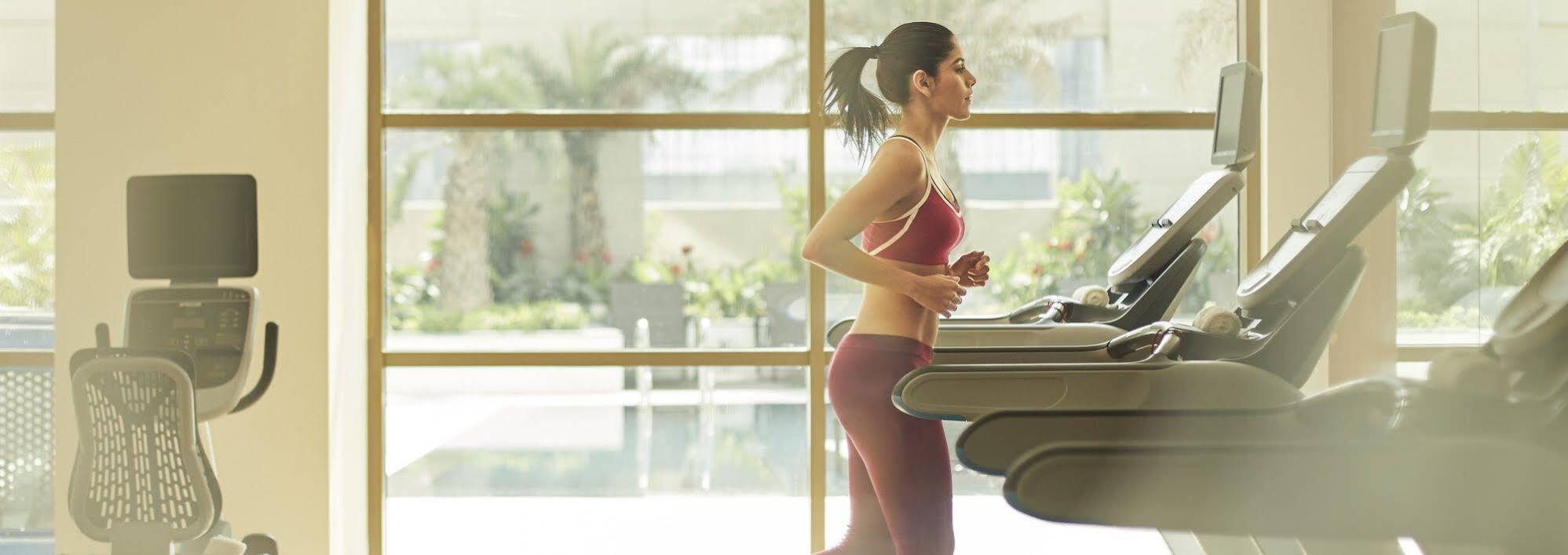 Taj Swarna, Amritsar Hotel Buitenkant foto A woman exercising on a treadmill